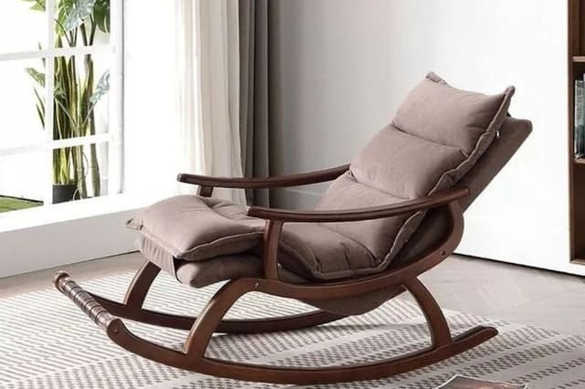 Người lớn tuổi nghỉ ngơi trên ghế gỗ nằm thư giãn