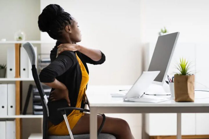 Người ngồi ghế văn phòng sai tư thế gặp phải vấn đề sức khỏe