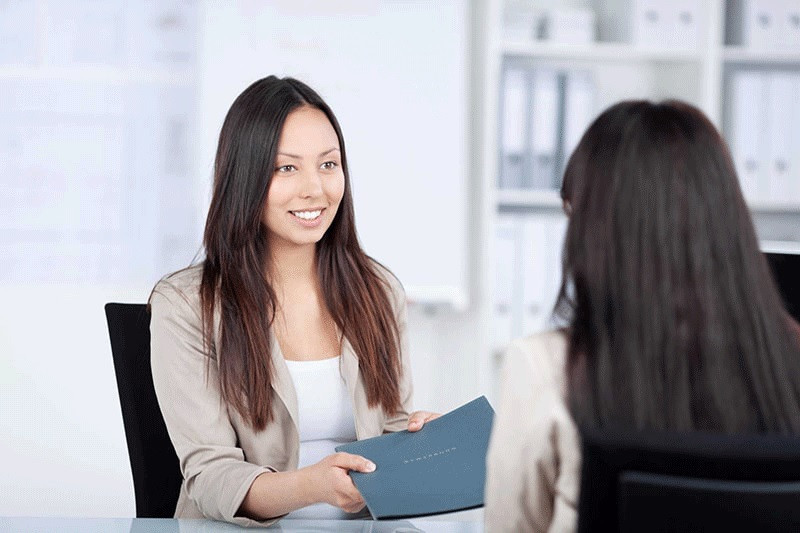 Người phụ nữ đang ghi chú trong không gian làm việc tập trung