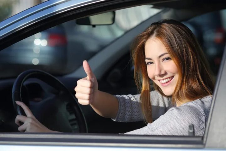 Người phụ nữ ngồi ghế trước xe ô tô giúp giảm say xe
