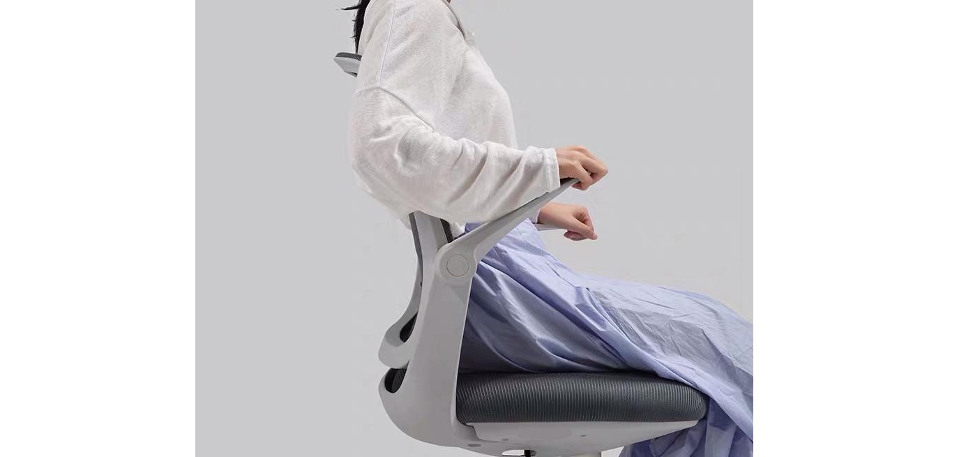 Người phụ nữ ngồi làm việc thoải mái trên ghế văn phòng nhỏ phù hợp vóc dáng