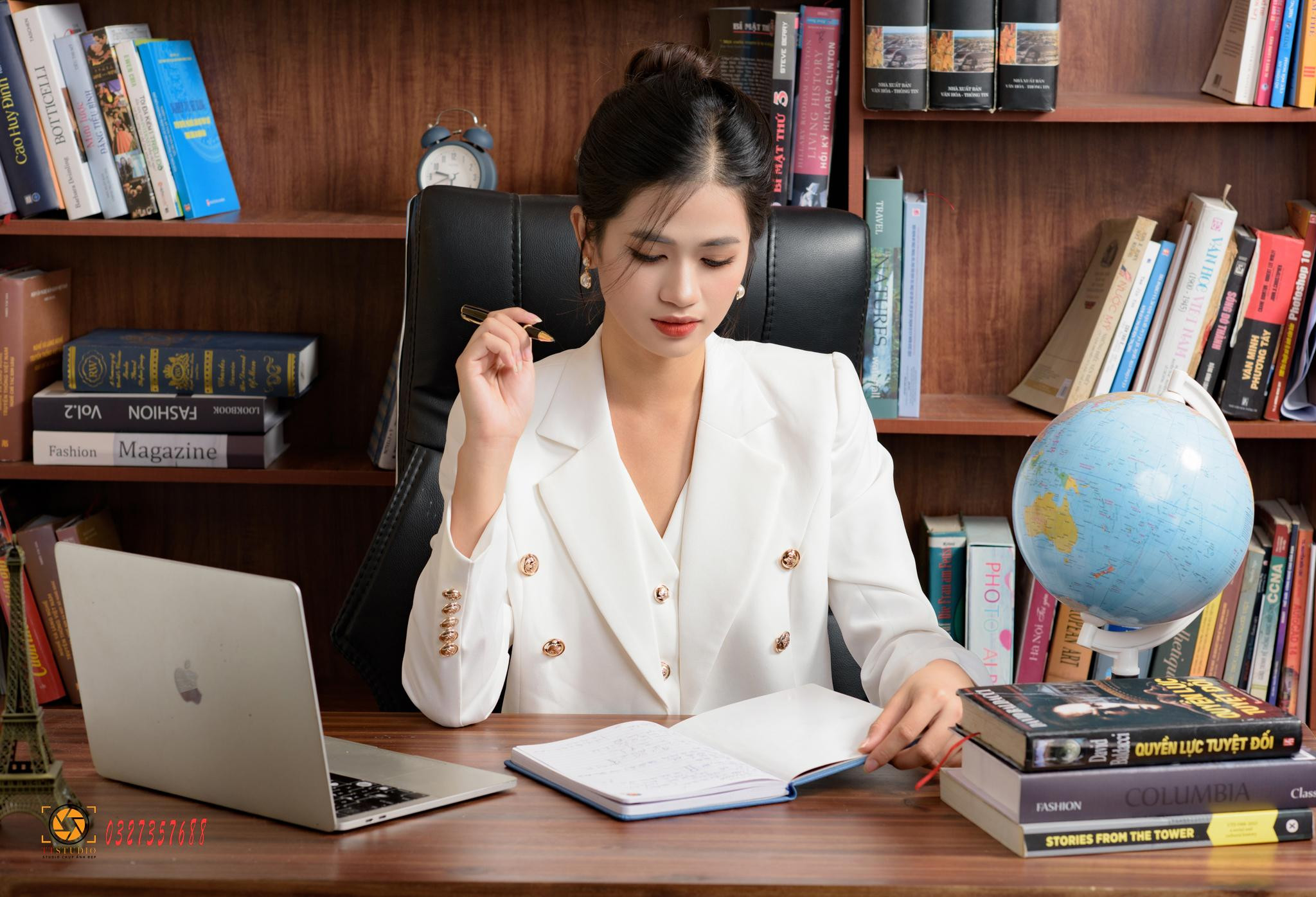 Người phụ nữ thể hiện sự suy tư sâu sắc tại bàn làm việc, gợi cảm hứng sáng tạo