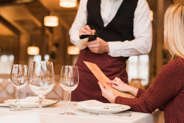 Nhân viên phục vụ chuyên nghiệp thực hiện quy trình phục vụ à la carte cho thực khách