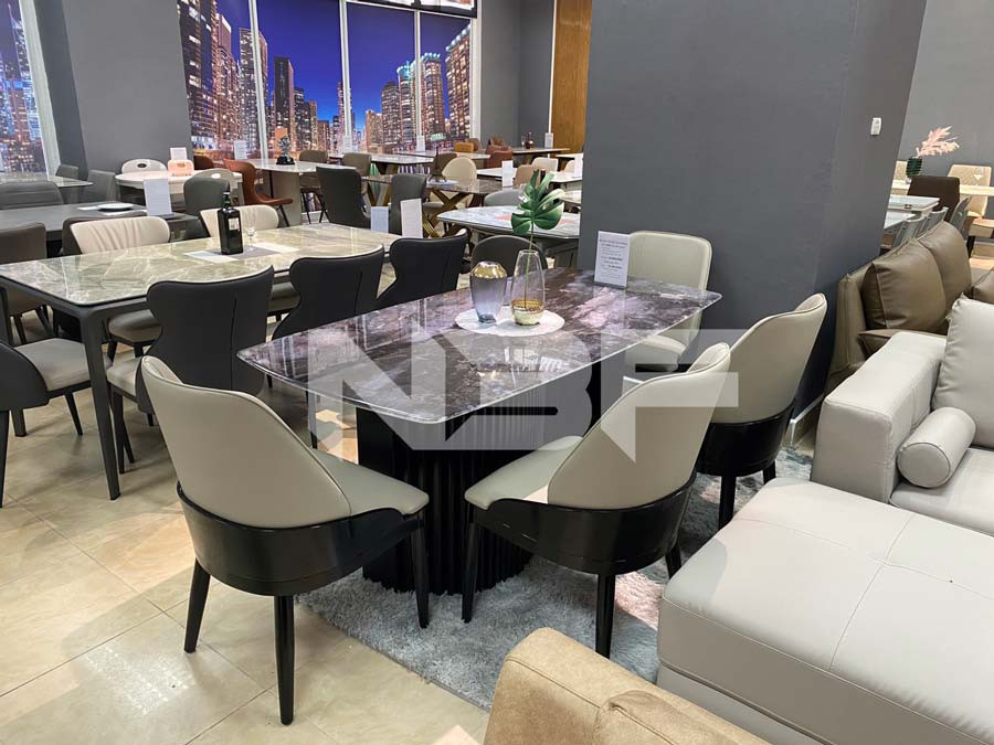 Nhiều mẫu bàn ăn mặt đá tự nhiên tại showroom