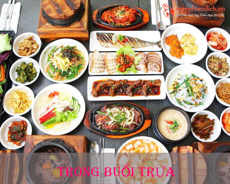 Nhóm người Hàn Quốc dùng bữa trưa vui vẻ, minh họa cách chúc bạn ăn ngon miệng tiếng Hàn thân mật.