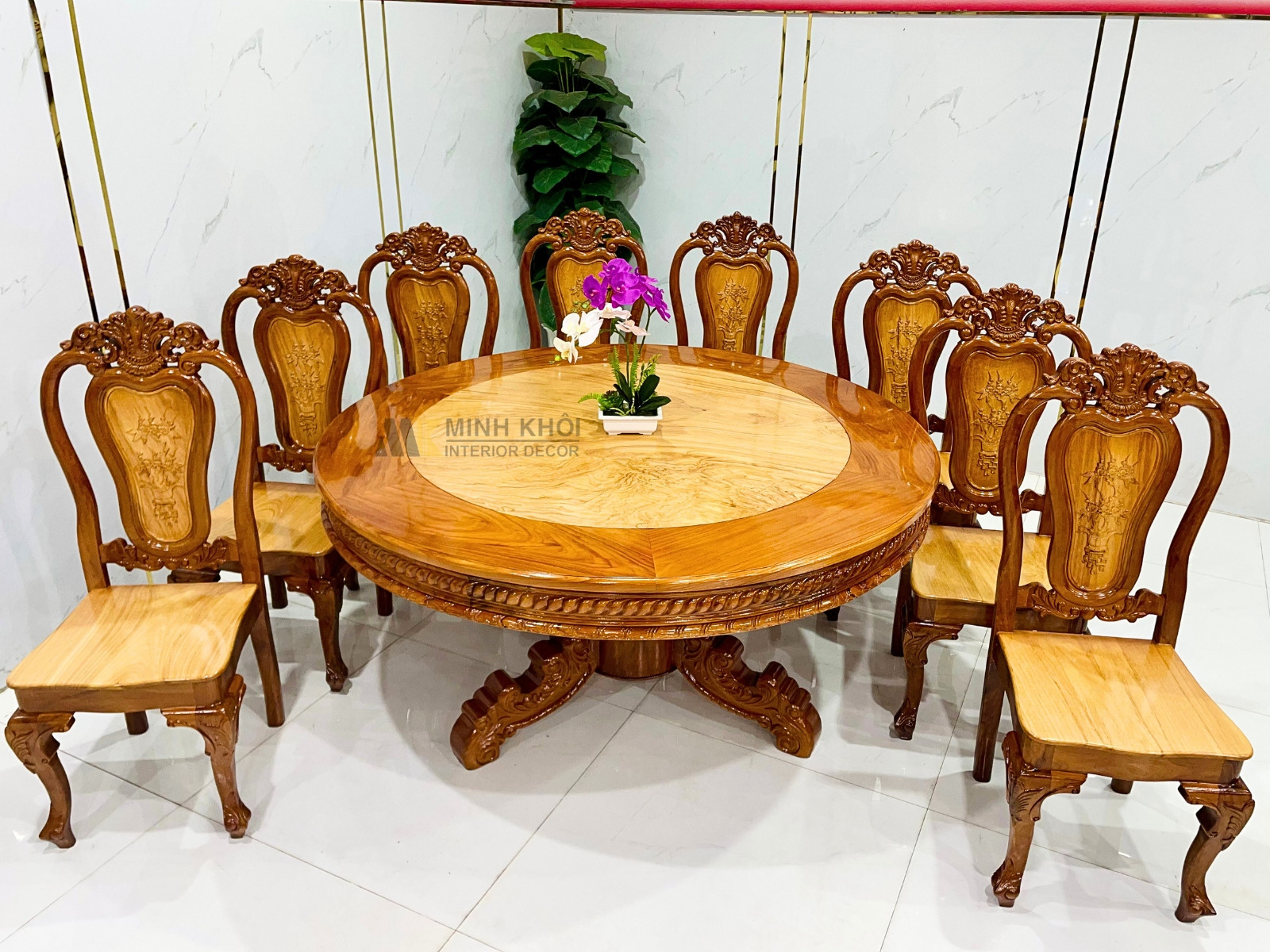 Những chiếc ghế ăn phong cách tân cổ điển với họa tiết chạm khắc tinh xảo