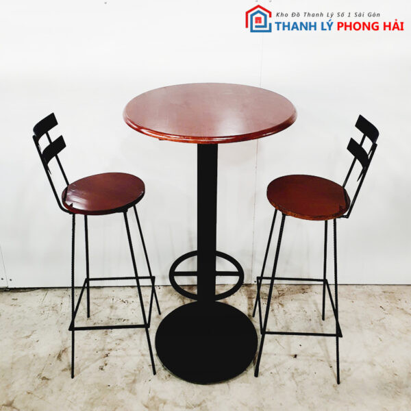 Những chiếc ghế bar cafe cũ chất liệu gỗ và kim loại