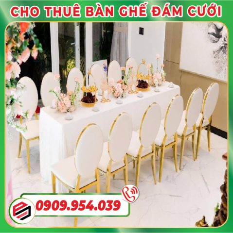 Những chiếc ghế Tiffany màu vàng đồng xếp ngay ngắn trong không gian tiệc cưới.