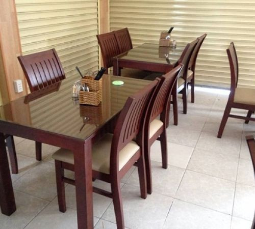 Nội thất cũ đang được sắp xếp trong kho