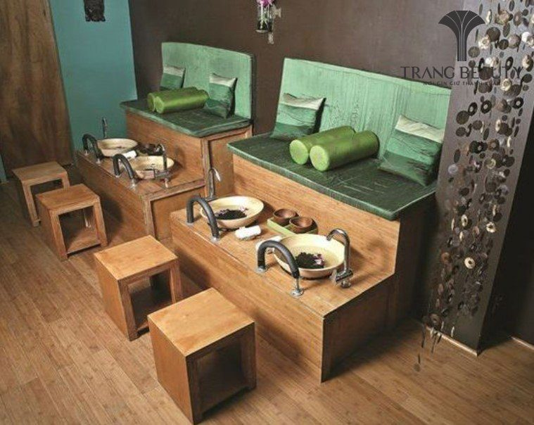 Nội thất gỗ làm tôn thêm nét đẹp tự nhiên của spa làm móng chân