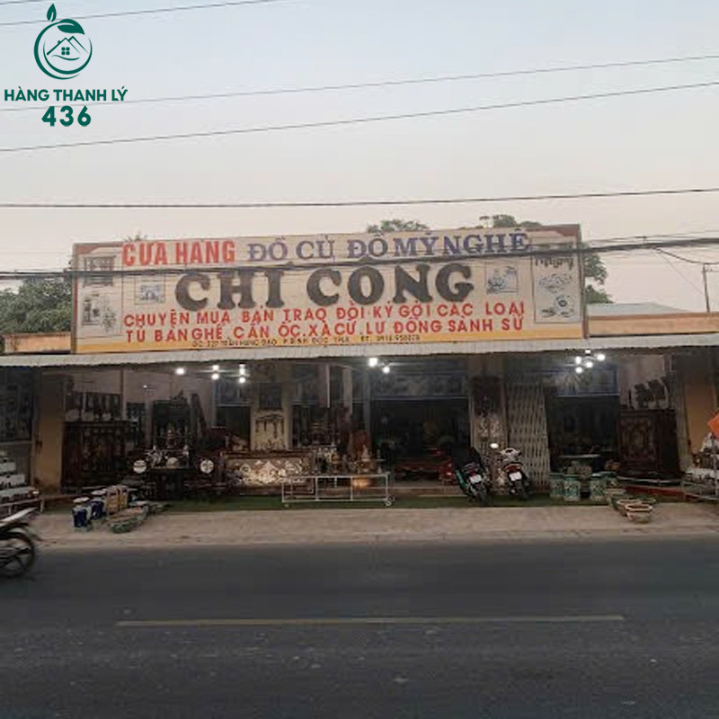 Nội thất gỗ và đồ mỹ nghệ tại cửa hàng thanh lý ở Long Xuyên.