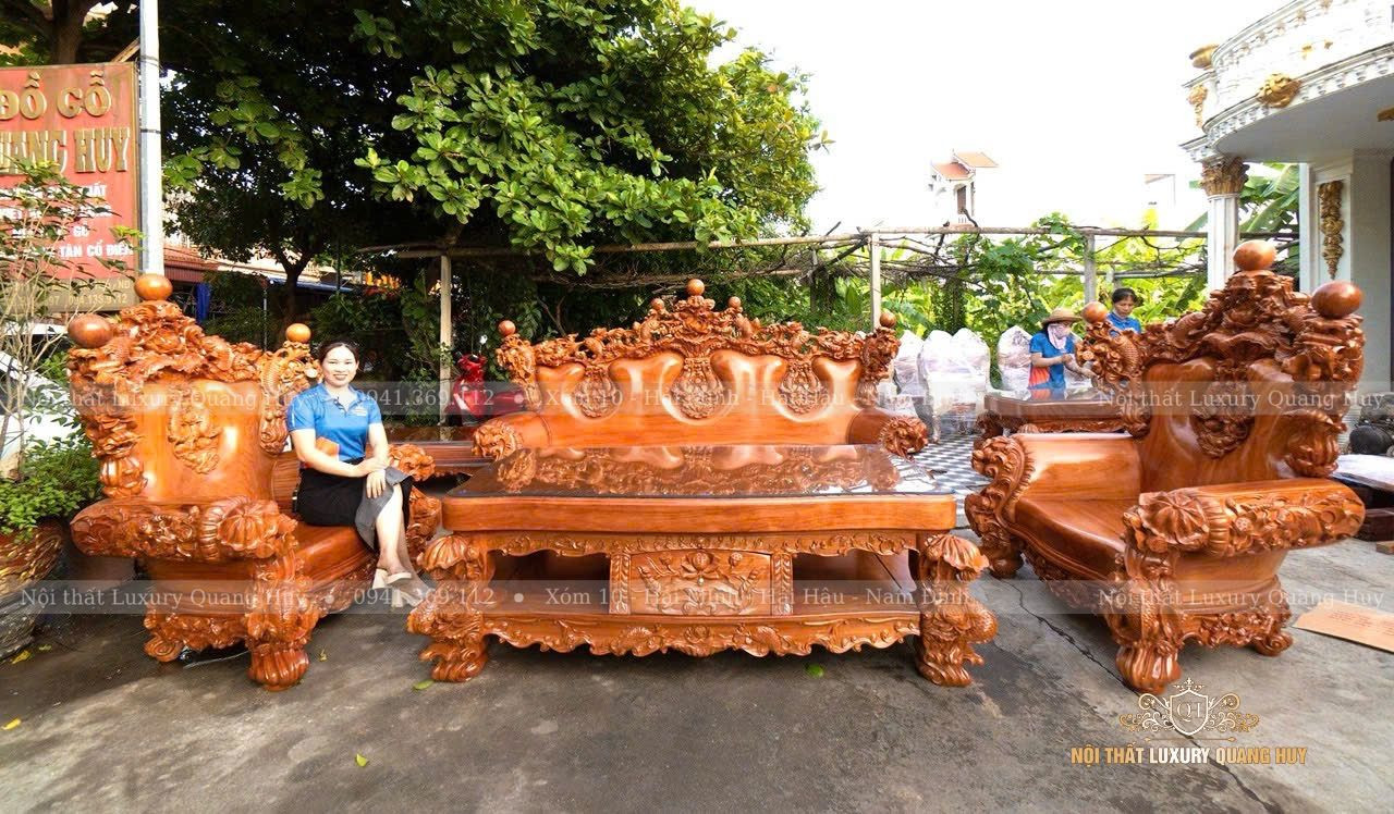 Phần lưng ghế đơn của bộ bàn ghế hoàng gia gỗ gõ đỏ với vân gỗ tự nhiên
