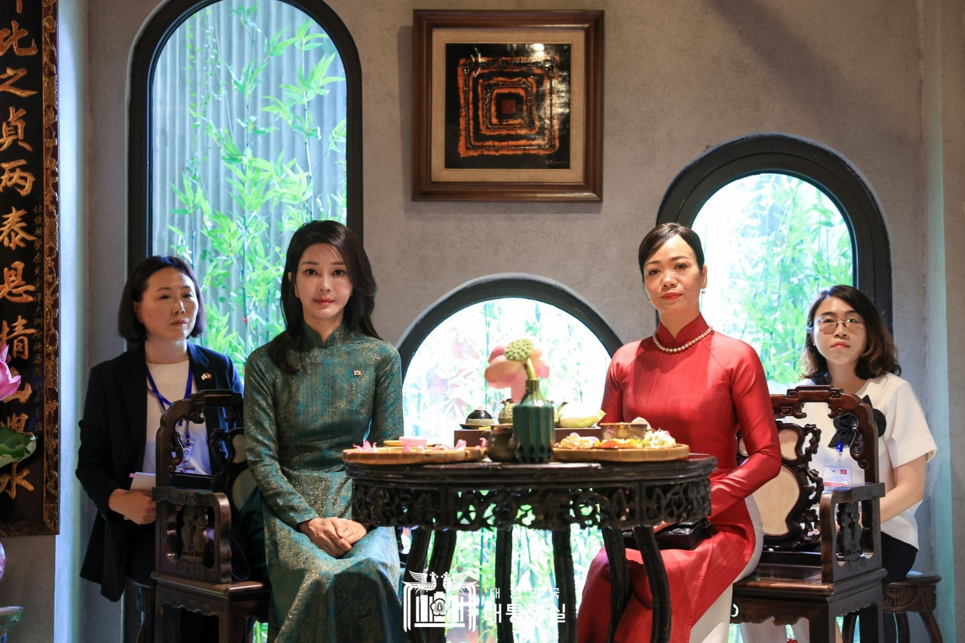 Phu nhân thưởng trà trong không gian nội thất trang trọng, tránh trường hợp ghế gãy gây bất tiện