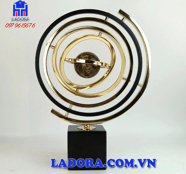 Quả cầu đá phong thủy, vật phẩm trang trí bàn làm việc mang năng lượng tích cực, thường có tại các shop đồ trang trí uy tín.