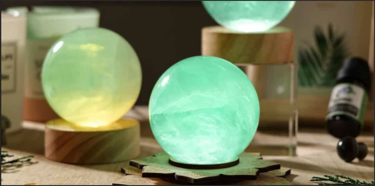 Quả cầu đá thạch anh xanh mang lại may mắn và phát triển cho người mệnh Mộc