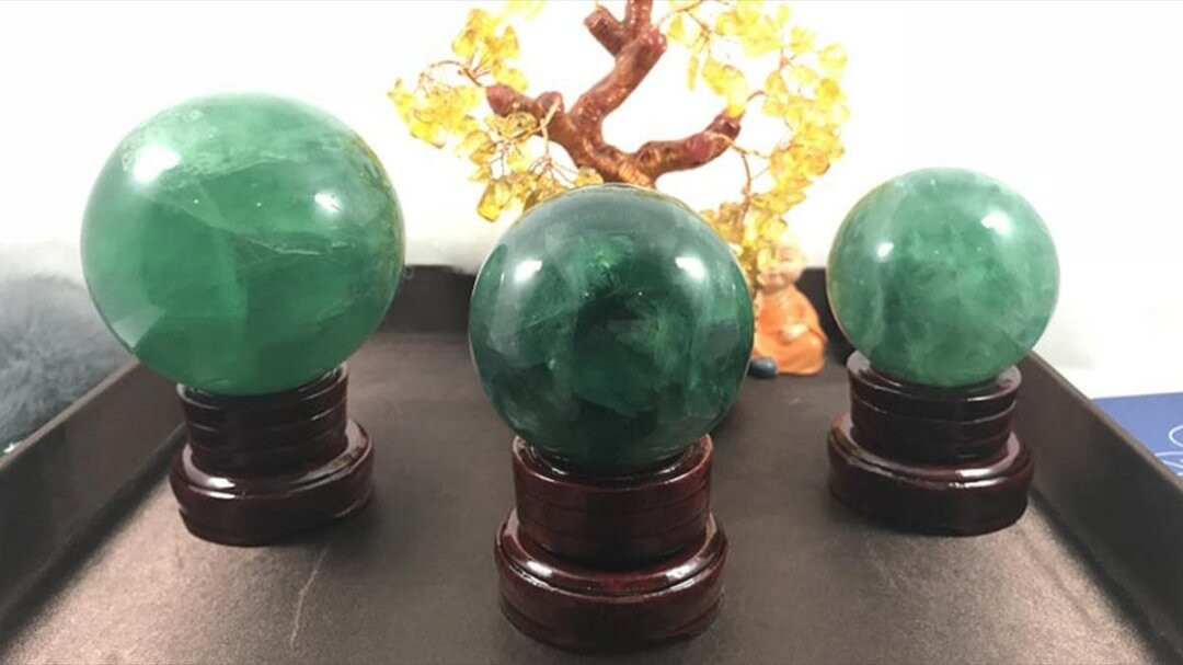 Quả cầu phong thủy màu xanh ngọc, vật phẩm trang trí hữu ích giúp tăng cường trí tuệ và may mắn cho người mệnh Mộc trên bàn làm việc.