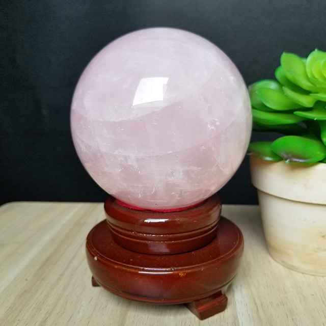 Quả cầu thạch anh là một trong những đồ phong thủy tốt cho người mệnh Thổ