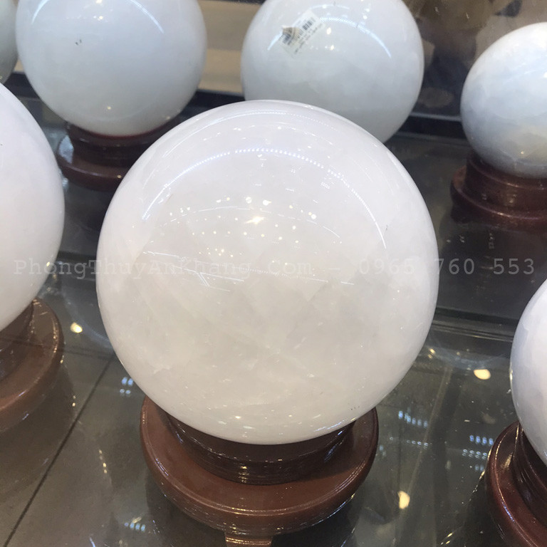 Quả cầu thạch anh trắng tinh khiết, vật phong thủy mang năng lượng tích cực