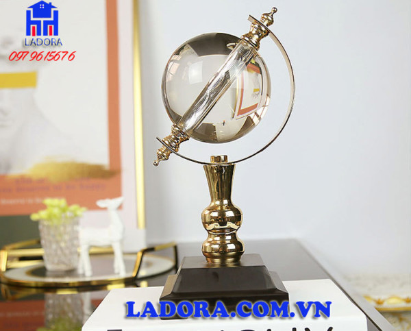 Quả cầu thủy tinh pha lê trong suốt, vật phẩm phong thủy thường thấy tại các shop đồ trang trí bàn làm việc.