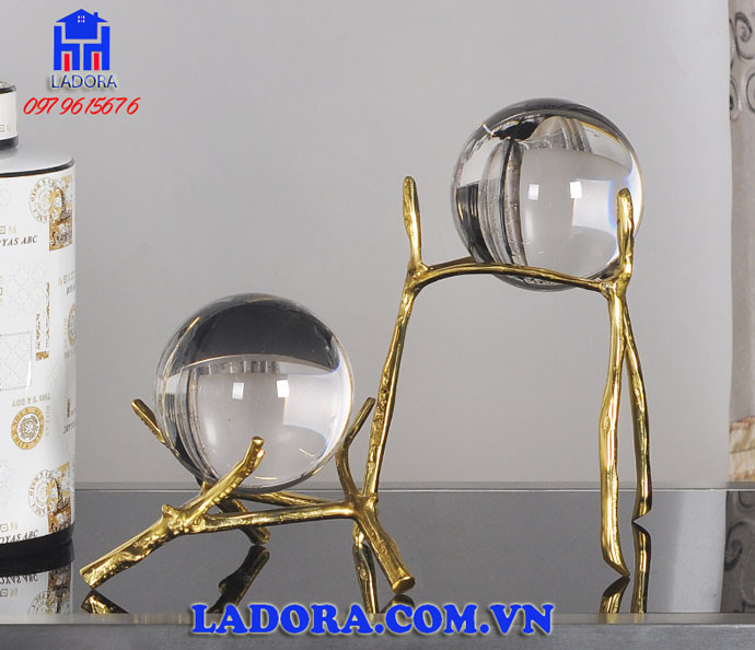 Quả cầu thủy tinh trong suốt đặt trên giá đỡ, vật phẩm trang trí bàn làm việc mang ý nghĩa khai thông trí tuệ.
