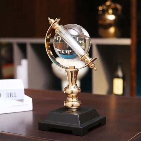 Quả địa cầu để bàn làm việc sang trọng trên mặt bàn gỗ
