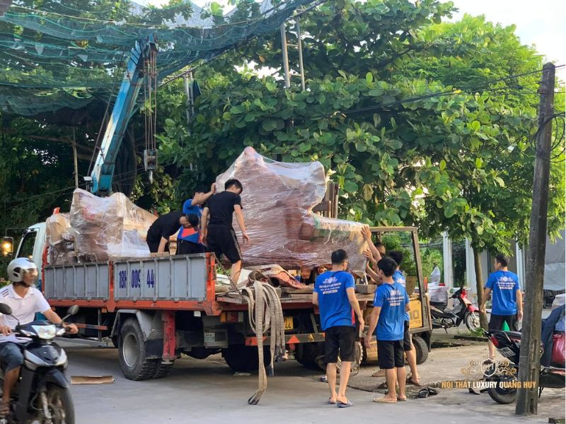 Quá trình vận chuyển và lắp đặt bộ bàn ghế hoàng gia gỗ gõ đỏ tại công trình