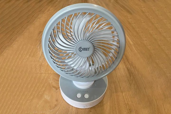 Quạt mini để bàn Comet CRF1506 với thiết kế hiện đại và độ bền cao.