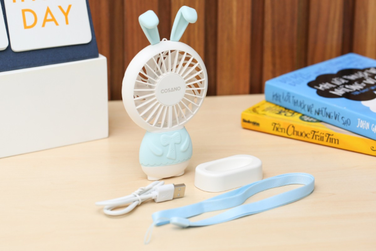 Quạt mini để bàn làm việc Cosano CF005 với động cơ mạnh mẽ và cổng sạc tiện lợi.