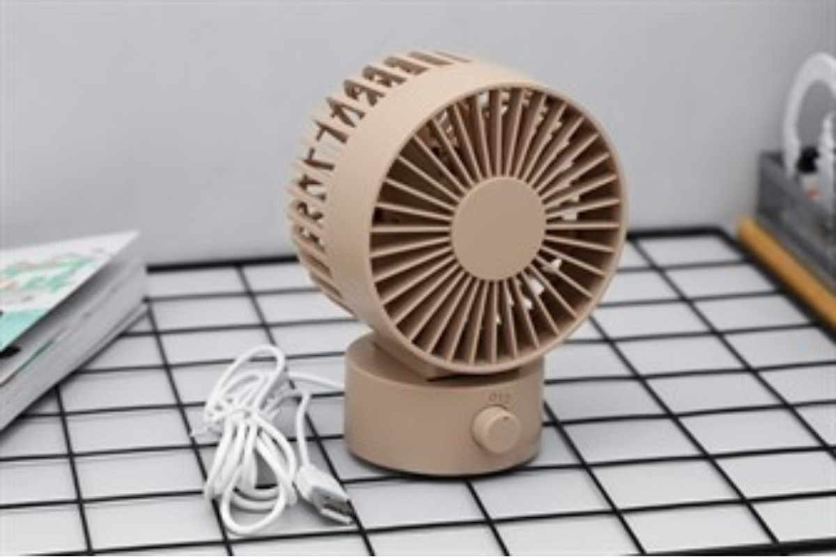 Quạt mini để bàn làm việc OSMIA CK-F023 với thiết kế trẻ trung và nút điều chỉnh tốc độ gió.
