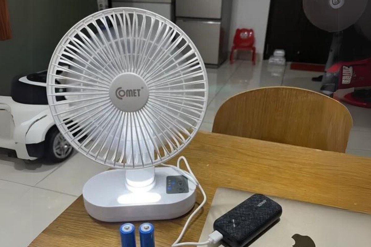 Quạt sạc mini để bàn Comet CRF1406 có thiết kế nhỏ gọn tích hợp đèn chiếu sáng.