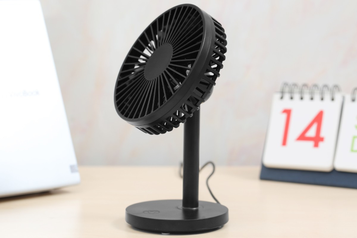 Quạt sạc mini JM SF14 có kích thước nhỏ gọn và hoạt động êm ái.