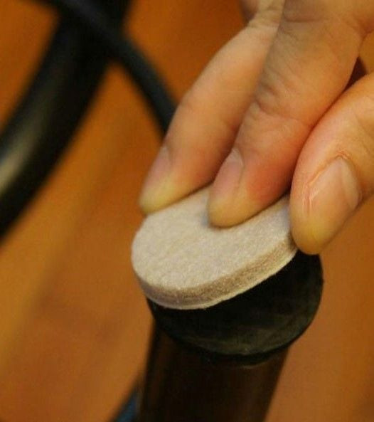 Quy trình gắn miếng lót cao su chống trượt cho chân bàn