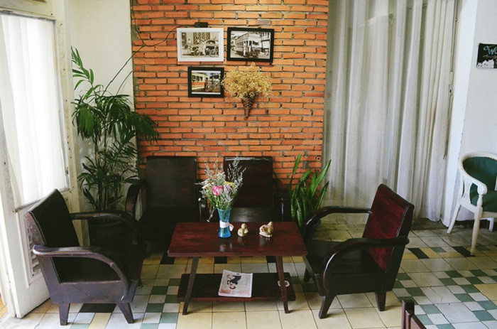salon thùng gỗ cổ điển màu nâu trầm