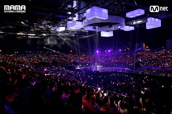 Sân khấu hoành tráng tại MAMA 2016, minh họa sự khác biệt về quy mô so với sơ đồ ghế ngồi Nhà hát Hòa Bình