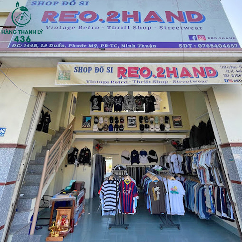 Sắp xếp bàn ghế cũ trong một cửa hàng chuyên đồ đã qua sử dụng, mang đến vẻ đẹp độc đáo