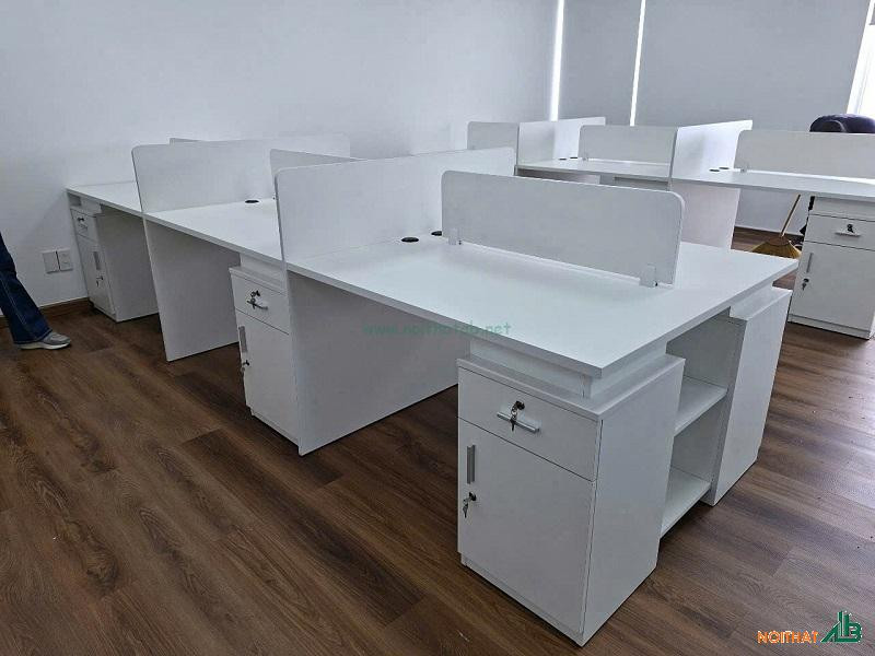 Sắp xếp bàn ghế văn phòng cho khu vực làm việc 12 người, tối ưu hóa không gian.