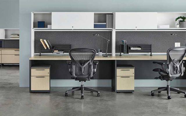 Sắp xếp bàn làm việc nhân viên tạo không gian kết nối và hiệu quả