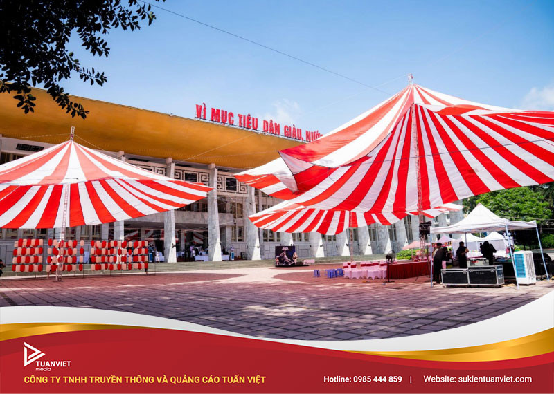 Sắp xếp dù tròn cho sự kiện ngoài trời
