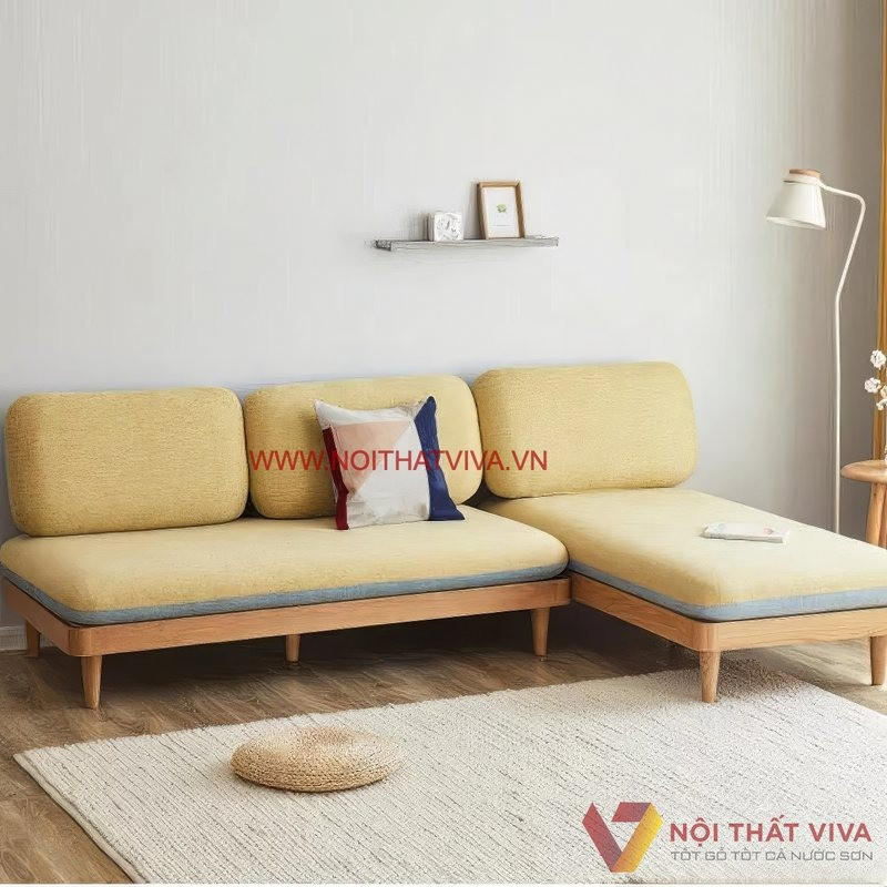 Sofa góc mini màu kem kết hợp bàn trà nhỏ, tạo nên một góc thư giãn ấm cúng và hiện đại trong phòng ngủ