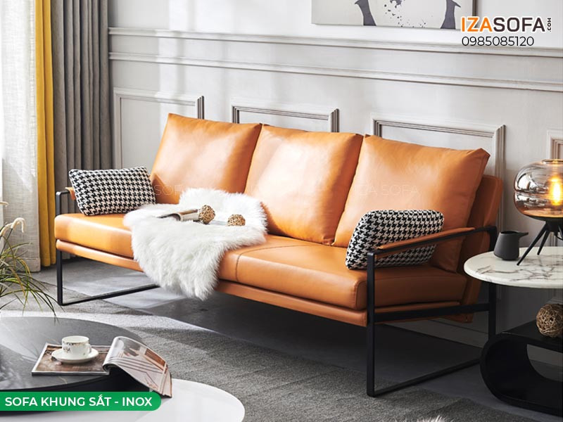 Sofa khung chân sắt hiện đại với đệm da màu vàng bò, sang trọng cho phòng khách