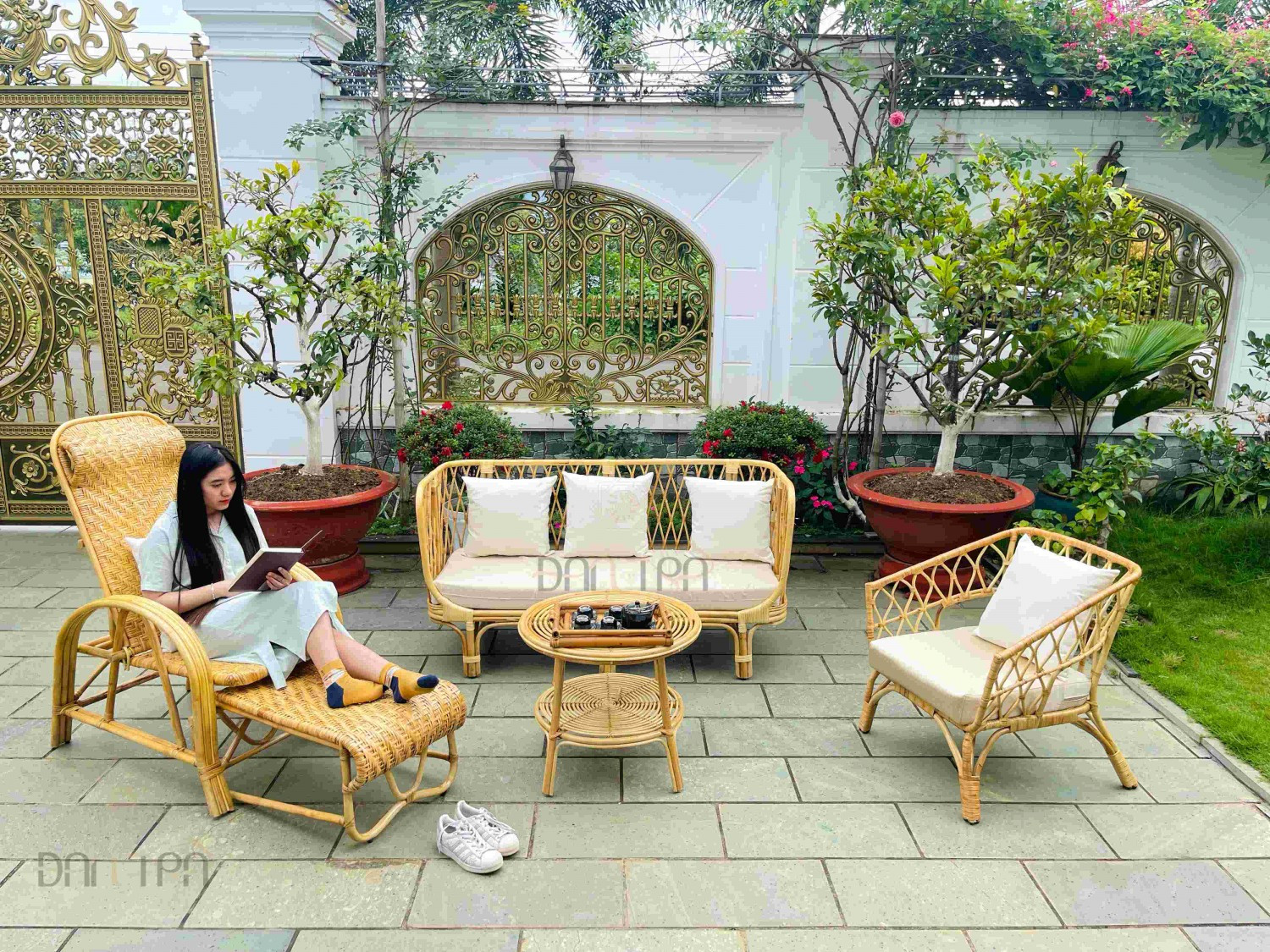 Sofa mây thư giãn xếp gọn cho phòng khách nhỏ