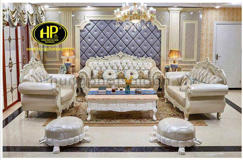 Sofa tân cổ điển bọc da tại cửa hàng bán ghế