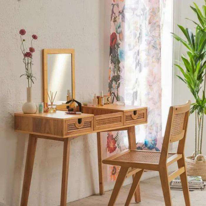 Sử dụng ghế bàn trang điểm có tựa lưng cho gia chủ thoải mái hơn khi sử dụng
