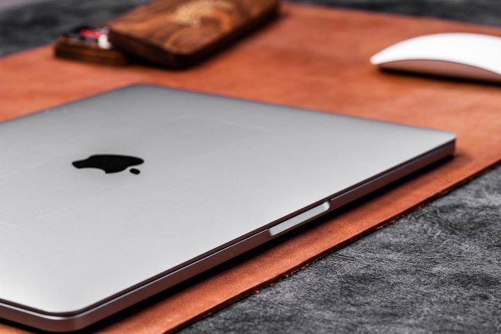 Tấm lót bàn làm việc Xiaomi bằng da màu xám trên bàn gỗ cùng laptop và chuột