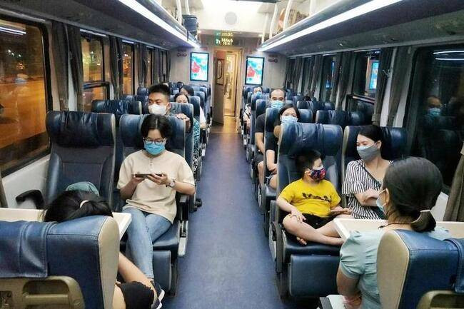 Tận hưởng sự thoải mái và khung cảnh đẹp từ ghế xoay ngồi mềm điều hòa trong mọi chuyến đi.