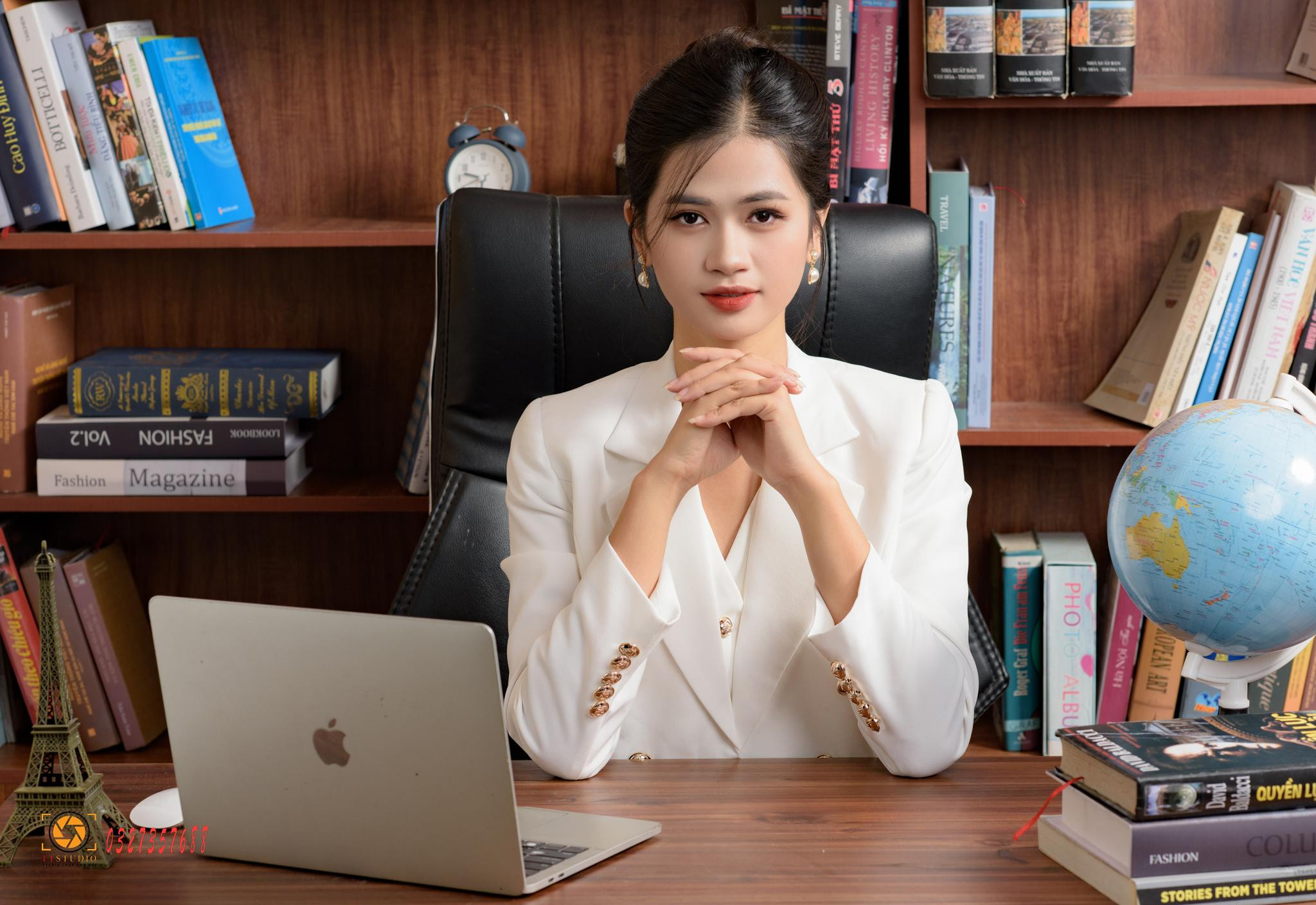 Tạo dáng chuyên nghiệp khi ngồi làm việc với máy tính, tập trung cao độ