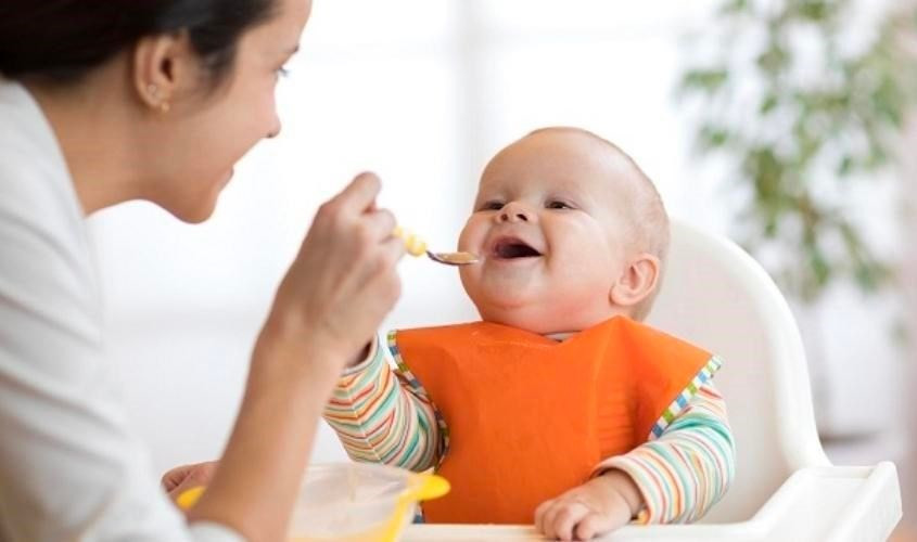 Tập cho bé ngồi ghế ngay khi bắt đầu ăn dặm, kể cả khi chưa biết ngồi