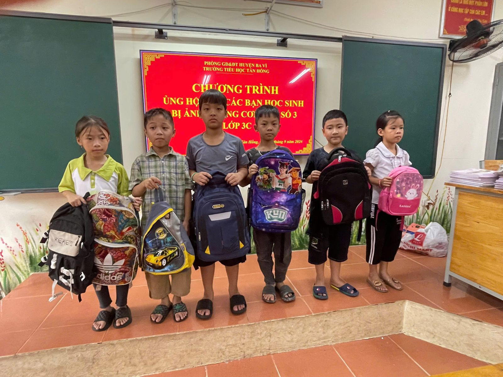 Tập thể lớp 3C cùng banner ủng hộ đồng bào miền Trung