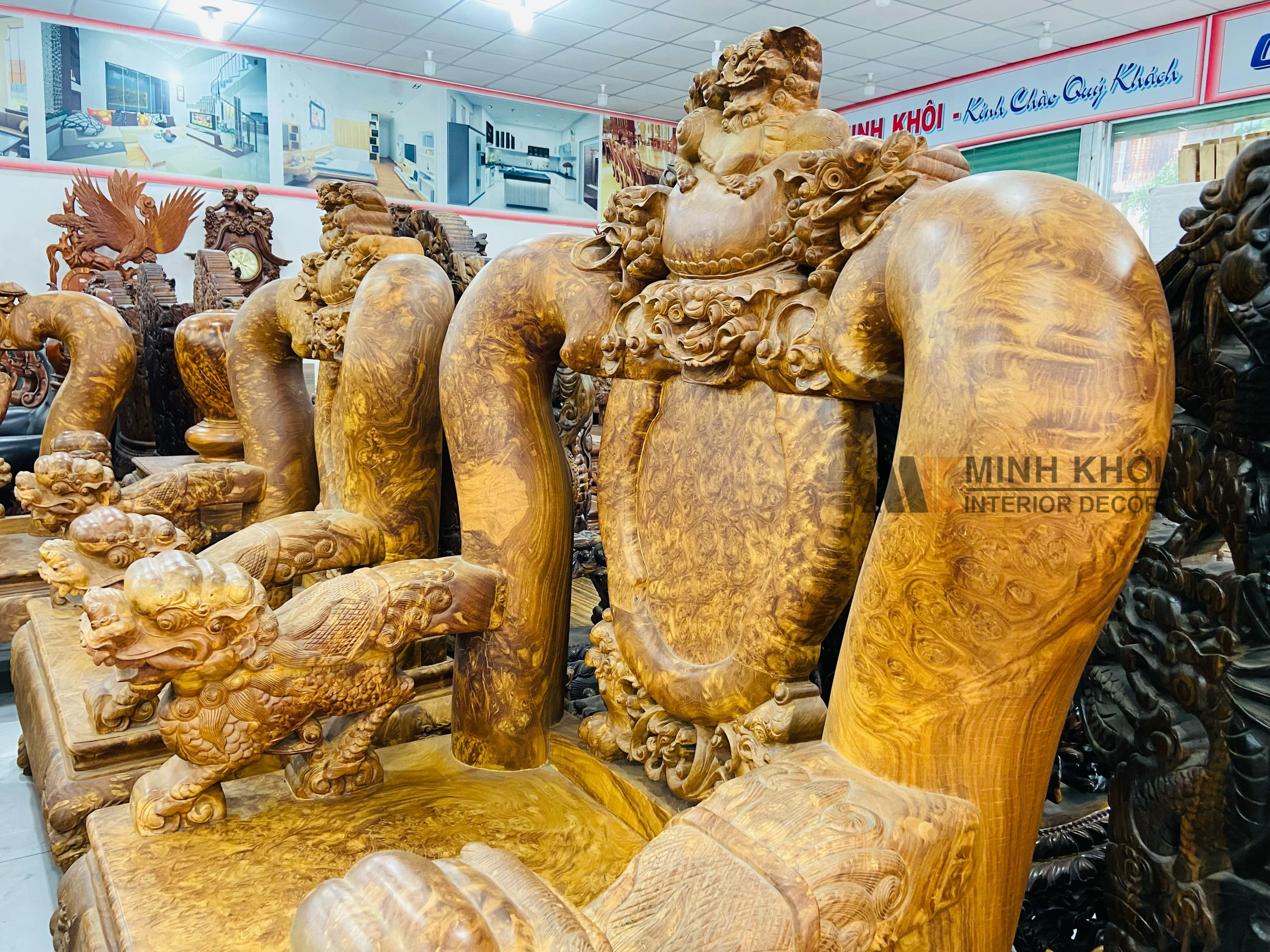 Tay vịn ghế nu nghiến chạm khắc tinh xảo