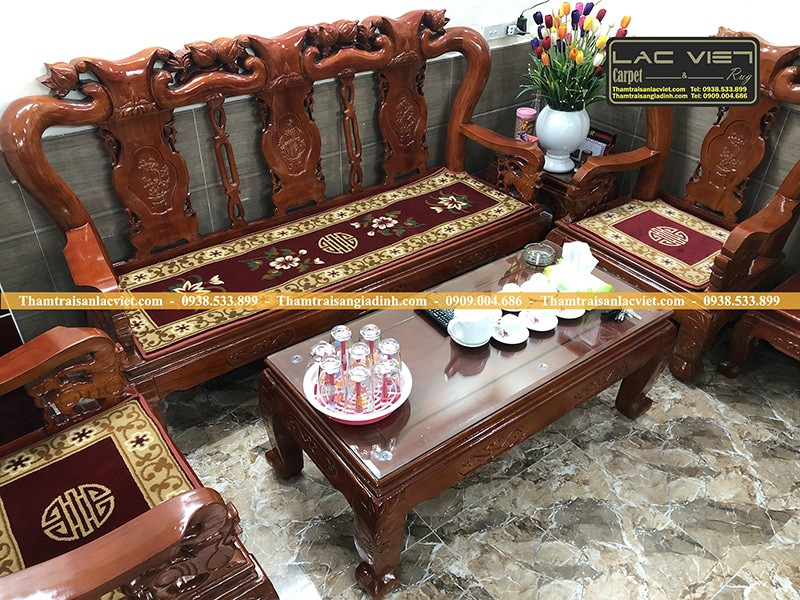 Thảm lót ghế gỗ phòng khách với nhiều màu sắc